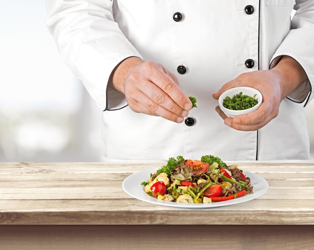 Kucharz przygotowujący sałatkę