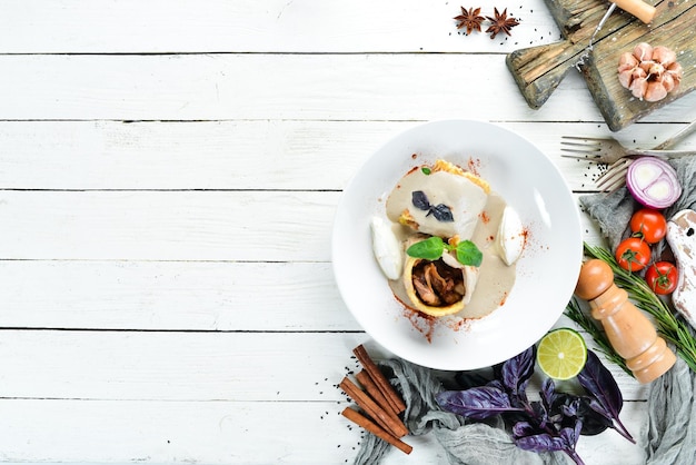 Kolacja przy świecach — talerz z prostym daniem